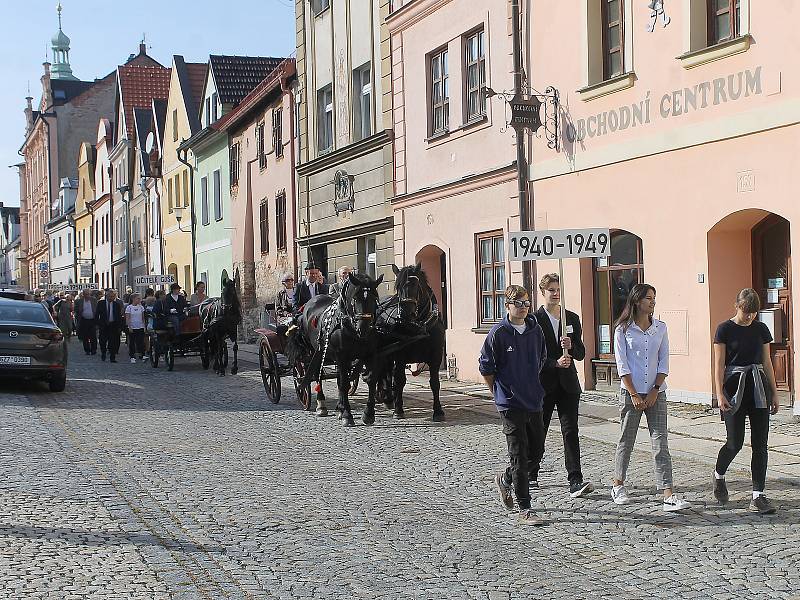 Sobotní průvod, který byl vrcholem oslav domažlického gymnázia, směřoval od budovy školy do centra a skončil u Chodského hradu. Zúčastnily se ho stovky lidí.