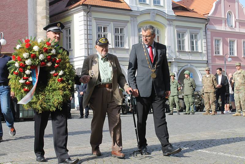 Na 73. výročí konce druhé světové války dorazil válečný veterán James Duncan (93), který Domažlice osvobozoval.