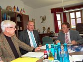 Z PŘÍPRAVNÉ SCHŮZKY VE WALDMÜNCHENU. Uprostřed bývalý starosta, dnes zemský rada Franz Löffler, vlevo organizátor Franz Smola a vpravo zastupující starosta Waldmünchenu Josef Brückl. Na snímku chybí starosta Klenčí Karel Smutný, který byl také přítomen.
