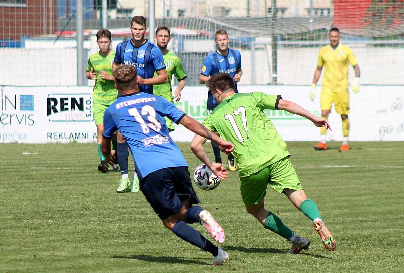 6. kolo FORTUNA ČFL, skupina A: FK Loko Vltavín (zelení) - Jiskra Domažlice (modří) 2:2.