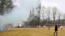 Z utkání fotbalistů FK Holýšov a ZKZ Horní Bříza.