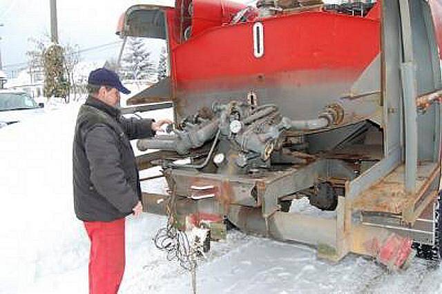 Ze staré automobilové stříkačky si dílští hasiči udělali "novou". 