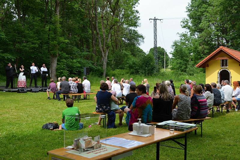 Koncert v zaniklé obci Pleš.