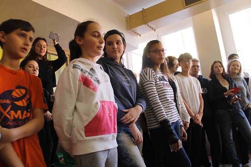 Zahraniční studenti nadchli žáky domažlické základní školy.