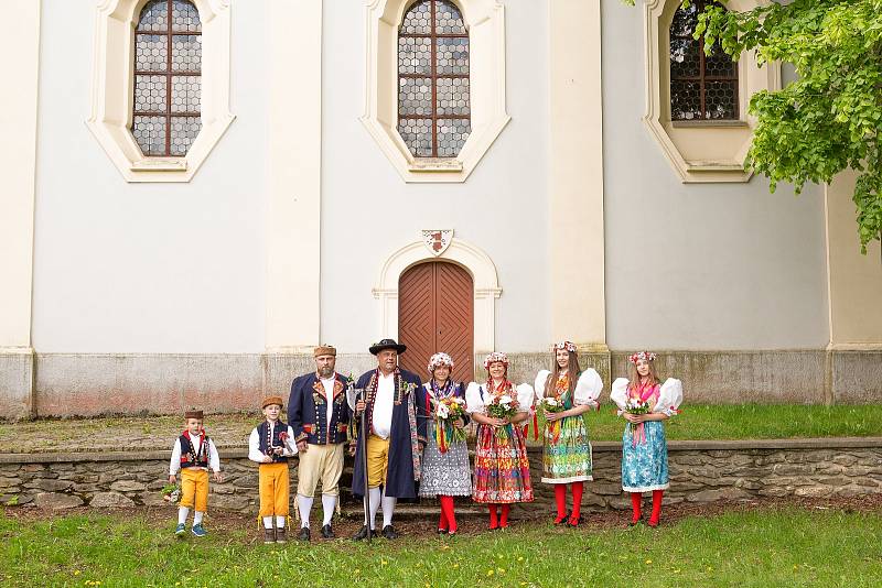 Svatba v chodských krojích A ROUŠKÁCH. Na přípravu musely nevěstám Gábině P. a Lucii V. stačit tři týdny.