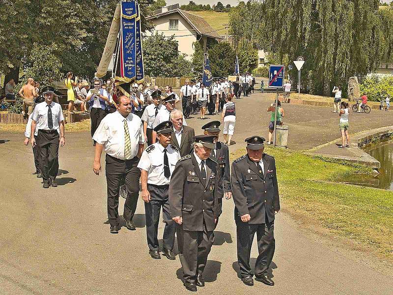 Ze slavnostního průvodu u příležitosti oslavy 111. výročí založení hasičského sboru v Brnířově.