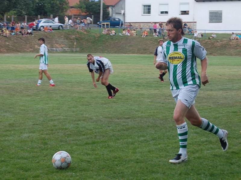 Svým fotbalovým uměním potěšil diváky i sportovní komentátor Jaromír Bosák. Foto: Miroslava Vlčková