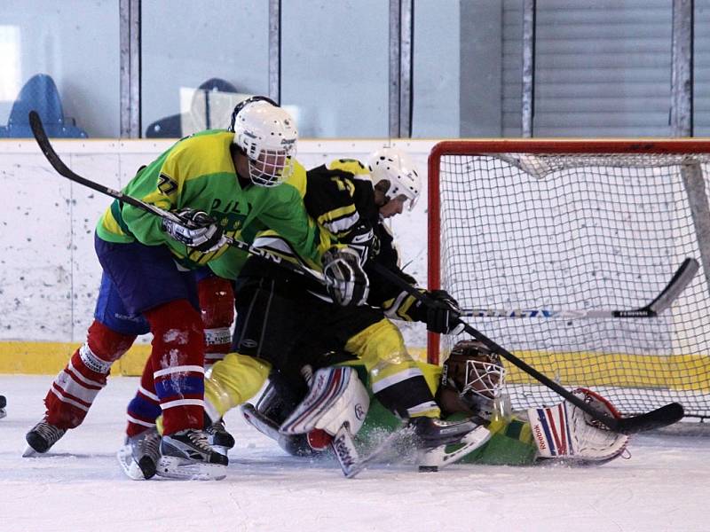 Z osmifinále play - off KSM skupiny D mezi hokejisty HC Díly a Handball Plzeň.