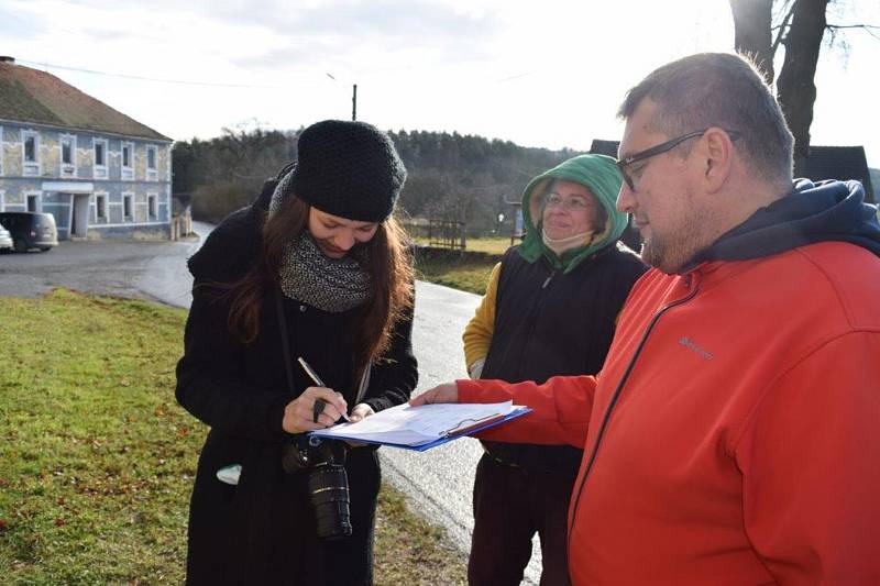 Oprava kaple ve Štítarech. Socha a sluneční hodiny.