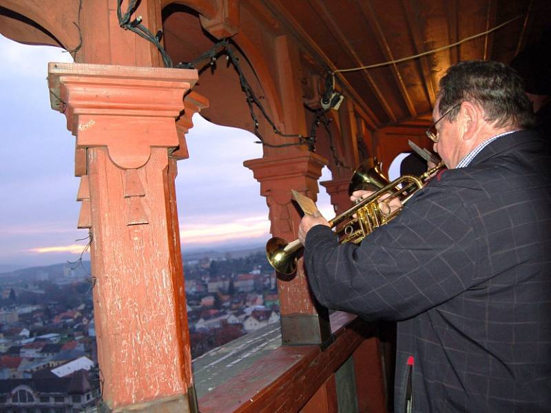 Domažličtí muzikanti hrají roráty z ochozu věže.