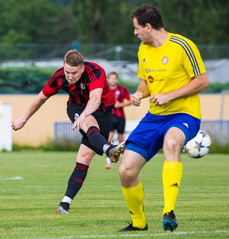 Přesně po měsíci se Jiskra Domažlice (v červeném) v přípravě utká opět s divizním SK Senco Doubravka. Foto: mladisportovci.cz.