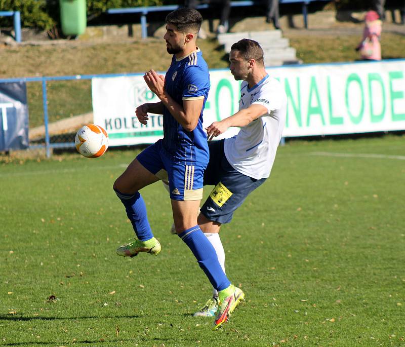 13. kolo FORTUNA ČFL, skupina A: FK Motorlet Praha (modří) - TJ Jiskra Domažlice (hráči v bílých dresech) 1:1 (1:1).