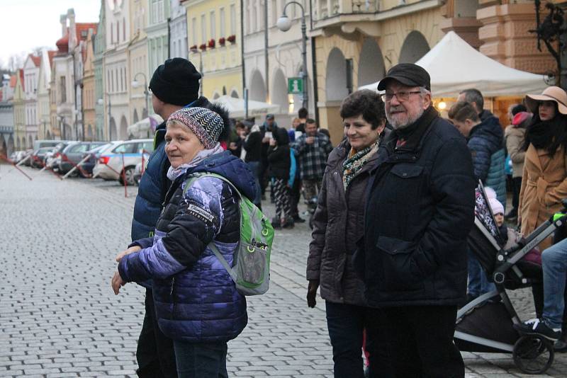 Zpívání koled u stromečku a jeho rozsvícení na domažlickém náměstí.