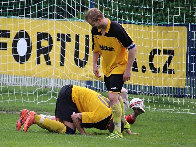 Sousedské derby v Holýšově skončilo vysokou výhrou rezervy domácího FK, která v přímém souboji o osmou příčku tabulky okresního přeboru porazila Kvíčovice 7:2.