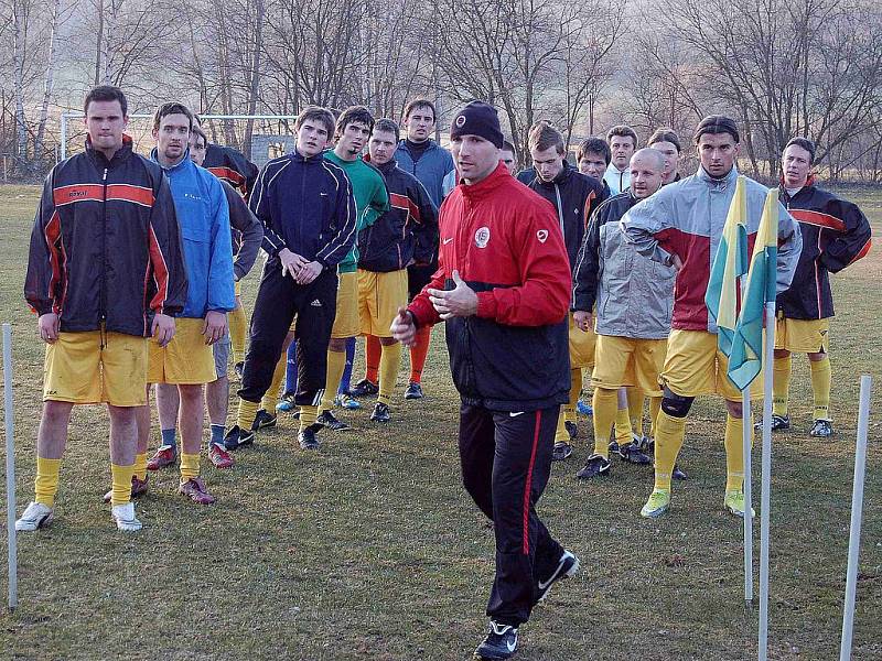 Trenéři Sparty Praha v Tlumačově na tréninku místních fotbalistů.