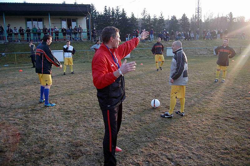 Trenéři Sparty Praha v Tlumačově na tréninku místních fotbalistů.