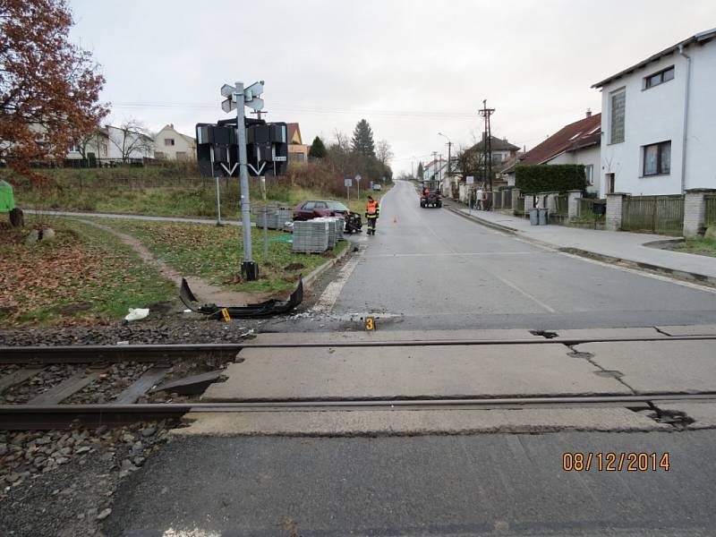 Střet vlaku a auta na staňkovském přejezdu.