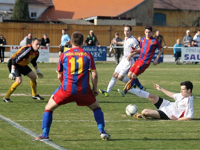 Šlágr 19. kola krajského přeboru mezi fotbalisty Slavoj Koloveč a SK Klatovy.