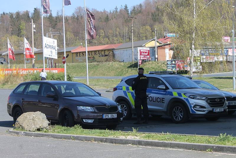 Pokojná demonstrace pendlerů na čerpací stanici na Folmavě na Domažlicku.