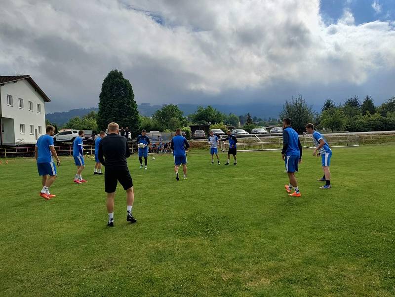 Fotbalisté Jiskry Domažlice na čtvrtečním zahájení letní přípravy.