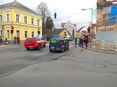 V ulici Komenského byla na několik hodin odkláněna silniční doprava přes ulici Mánesova do ulice Benešova.