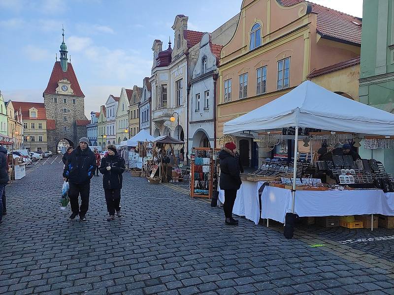 Jednodenní Vánoční trhy v Domažlicích přilákaly v sobotu 18. prosince spoustu návštěvníků. Lidé zavzpomínali i na Havla, který zemřel přesně před deseti lety.