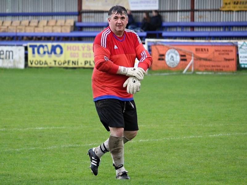 Sousedské derby v Holýšově skončilo vysokou výhrou rezervy domácího FK, která v přímém souboji o osmou příčku tabulky okresního přeboru porazila Kvíčovice 7:2.