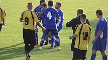 SK Krchleby (ve žlutém) - Dynamo Studánka (v modrém) 2:2, na PK 3:4. O bodu navíc rozhodli v Krchlebech až brankáři.