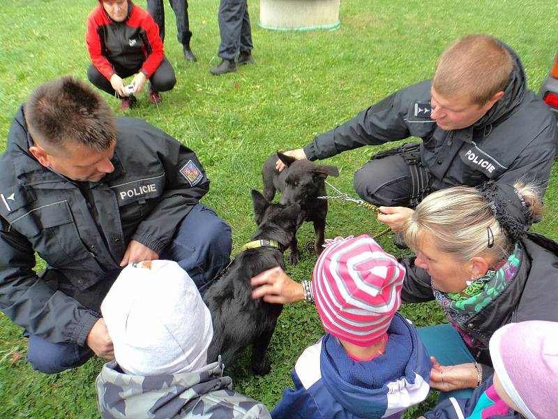 Policisté se psy navštívili předškoláky ze Lštění.