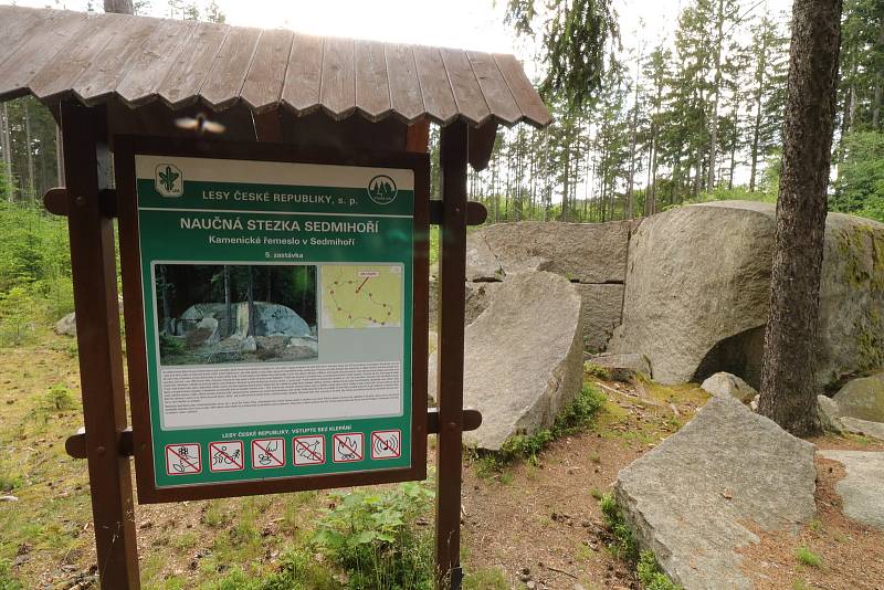 V Sedmihoří se lidé usmiřovali i tesali žulu