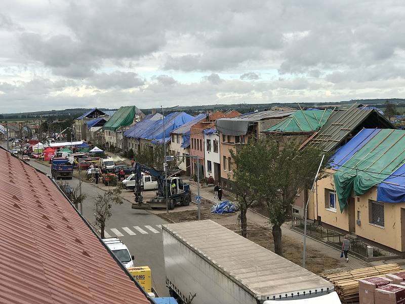 Hasiči ze Všerub a starosta městyse vyrazili začátkem týdne na jižní Moravu, kde přikrývají střechy tornádem poničených domů. Na místě zůstanou do neděle.