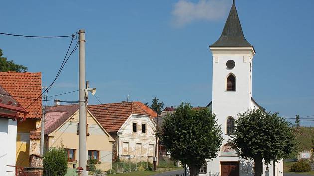 Kostel Sv. Anny v Luženicích. 