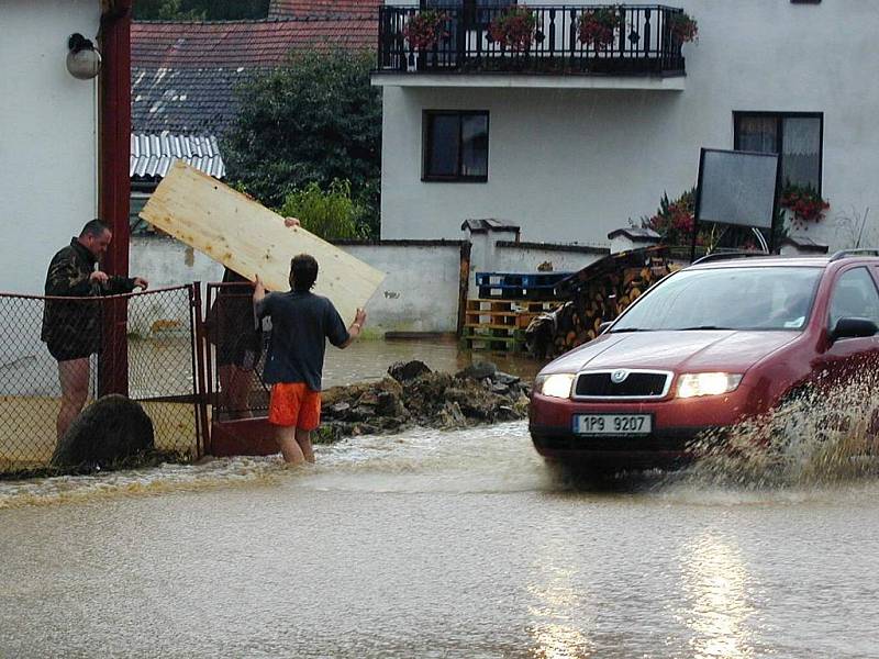 Prudký liják přinesl ten den odpoledne i spoustu vody do Havlovic, kde už jsou protipovodňová opatření naštěstí hotová.