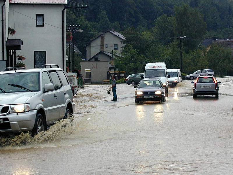 Prudký liják přinesl ten den odpoledne i spoustu vody do Havlovic, kde už jsou protipovodňová opatření naštěstí hotová.