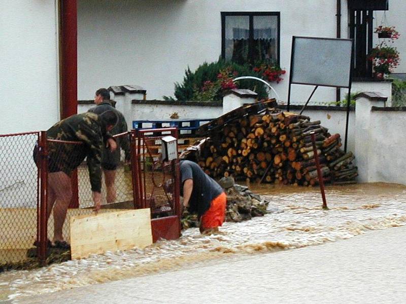 Prudký liják přinesl ten den odpoledne i spoustu vody do Havlovic, kde už jsou protipovodňová opatření naštěstí hotová.