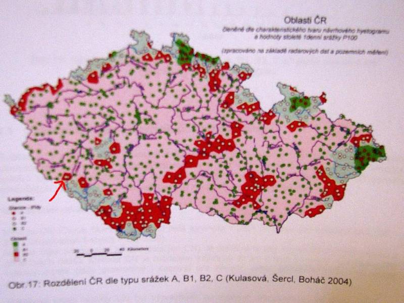 Na srážkové mapě, která zohledňuje nejen spád terénu, jsou Domažlice v červeném poli ohrožených území.