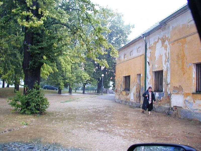 Povodeň zaznamenaly Domažlice po prudkém lijáku 28. července 2006. Snímek je z ulice Na Ostrůvku.