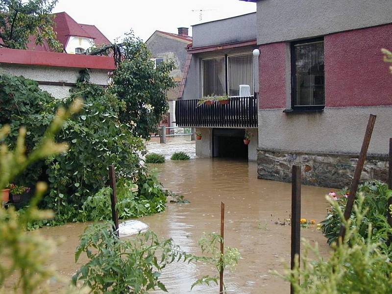 Povodeň zaznamenaly Domažlice po prudkém lijáku 28. července 2006. Snímek je z Hruškovy ulice. 