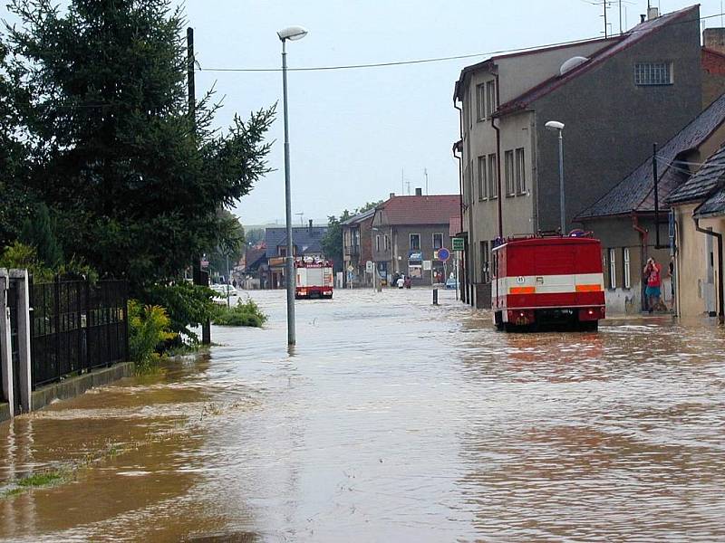 Povodeň zaznamenaly Domažlice po prudkém lijáku 28. července 2006. Snímek je z Hruškovy ulice směrem k parkovišti pod Chodským hradem.