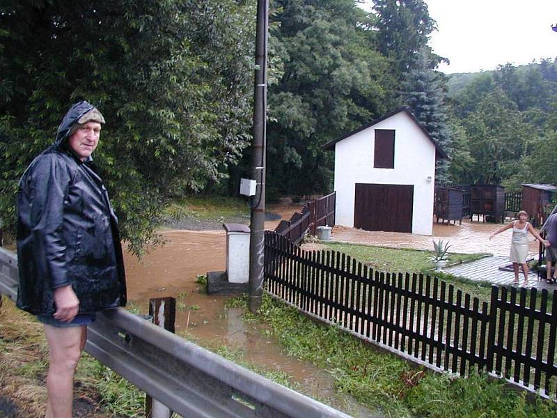 Prudký liják přinesl ten den odpoledne i spoustu vody do Havlovic, kde už jsou protipovodňová opatření naštěstí hotová.