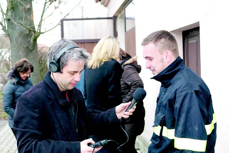 Redaktor Českého rozhlasu Pavel Halla na reportáži u Poděvouských hasičů.