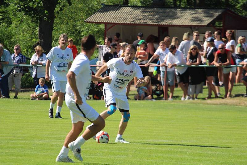 Přátelský zápas na oslavu 55 let herce Ivana Trojana v Krchlebech: šKrchlebský samet - Real Top Praha 6:10.