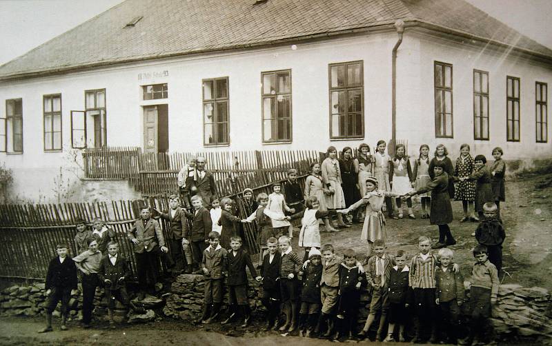 Kniha Po pěšinách Bělskem představuje historii regionu a jeho proměny. Součástí jsou také dobové fotografie zaniklých obcí. Na snímku je škola ve Valdorfu.