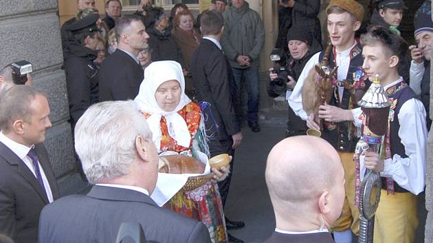 Hynek a Patrik Hradečtí vítali Miloše Zemana před domažlickou radnicí.
