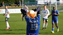 13. kolo FORTUNA ČFL, skupina A: FK Motorlet Praha (modří) - TJ Jiskra Domažlice (hráči v bílých dresech) 1:1 (1:1).