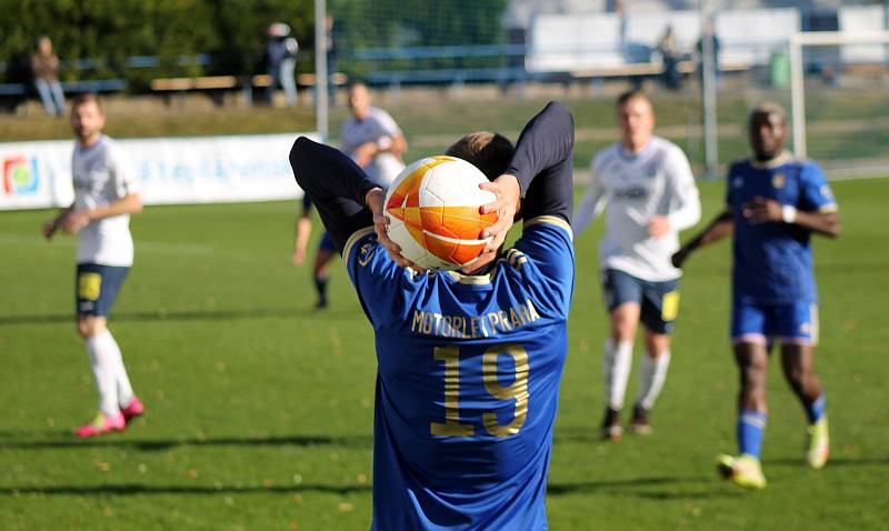 13. kolo FORTUNA ČFL, skupina A: FK Motorlet Praha (modří) - TJ Jiskra Domažlice (hráči v bílých dresech) 1:1 (1:1).