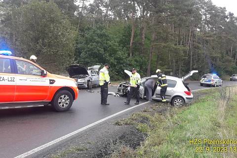 Nehoda dvou aut u obce Lazce.