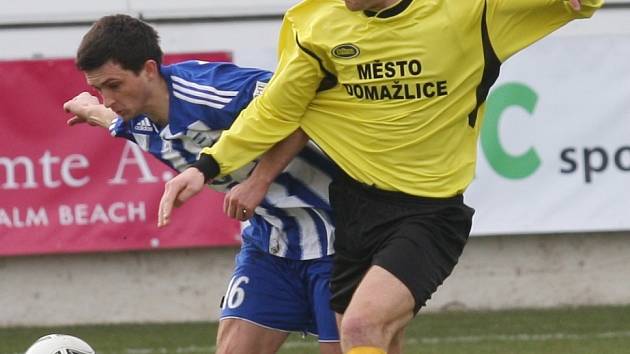 Domažlický bomber František Dvořák bojuje v Roudnice nad Labem o balon.