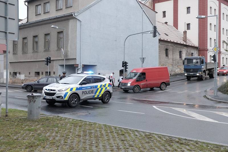 Evakuace školy v Komenského ulici v Domažlicích.