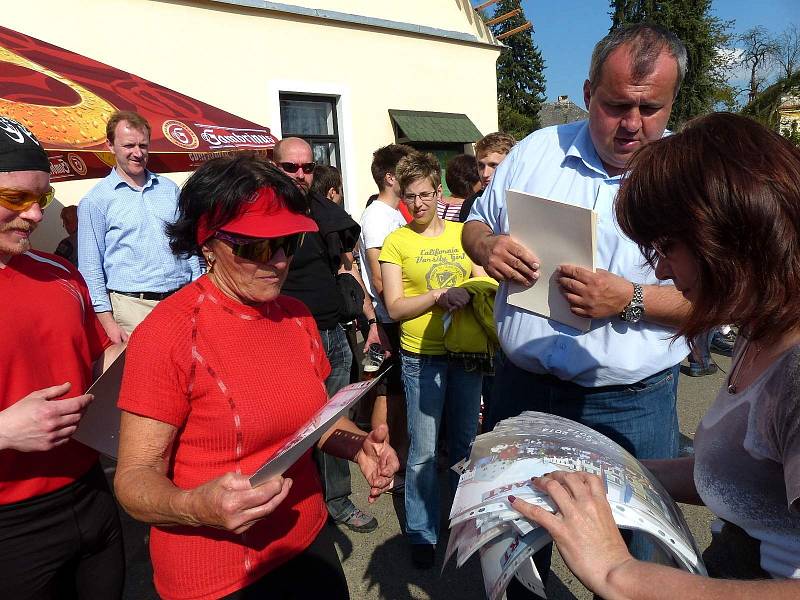 Z vyhlášení výsledků nultého ročníku přeshraničního závodu štafet Po stopách Operace Kovboj v Hostouni.